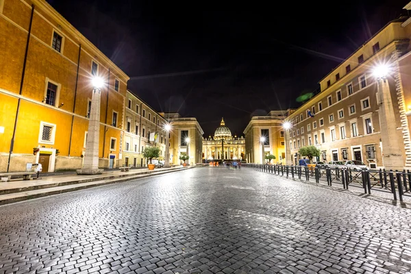 Camino a San Pietro por la noche — Foto de Stock
