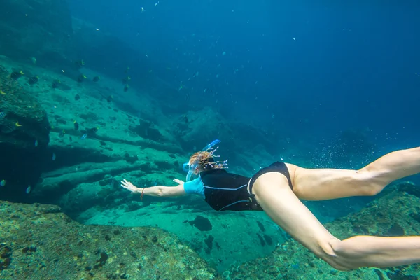 Mujer buceo libre — Foto de Stock