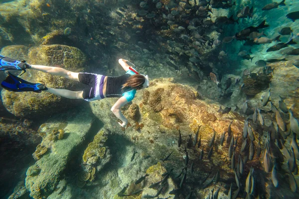 Hombre buceo libre — Foto de Stock