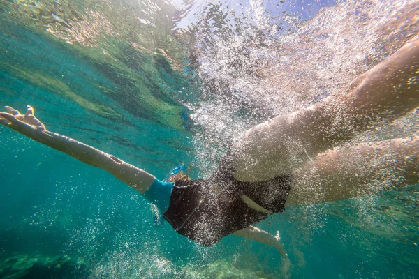 Mulher mergulho livre — Fotografia de Stock