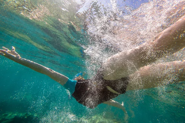 Mujer buceo libre — Foto de Stock