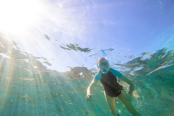 Žena moře šnorchlování — Stock fotografie