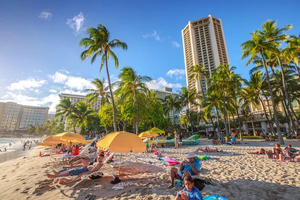 Playa de Waikiki tomando el sol —  Fotos de Stock