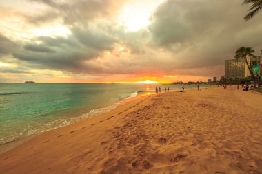 Waikiki Beach günbatımı