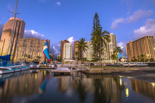 A kikötőre és Honolulu városára — Stock Fotó