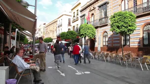 Menschen auf den Straßen von Sevilla — Stockvideo