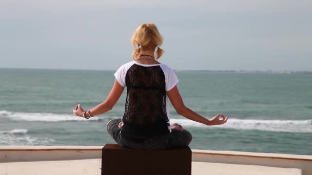 El yoga junto al mar — Vídeos de Stock
