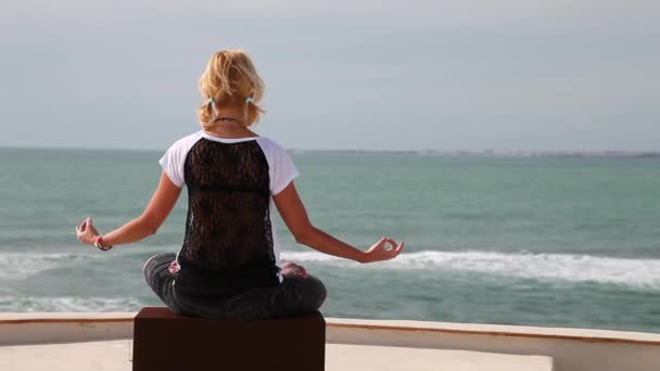 Mujer de meditación de yoga — Vídeo de stock