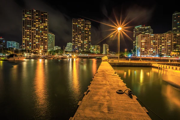 Skyline des Hafens von Honolulu bei Nacht — Stockfoto