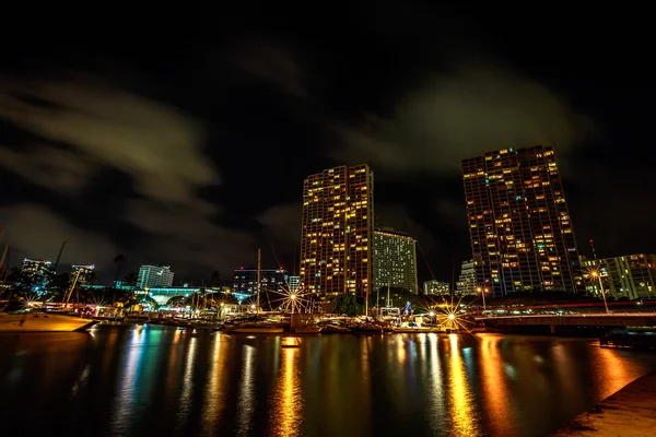 Skyline des Hafens von Honolulu bei Nacht — Stockfoto