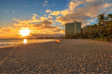 Waikiki Beach günbatımı