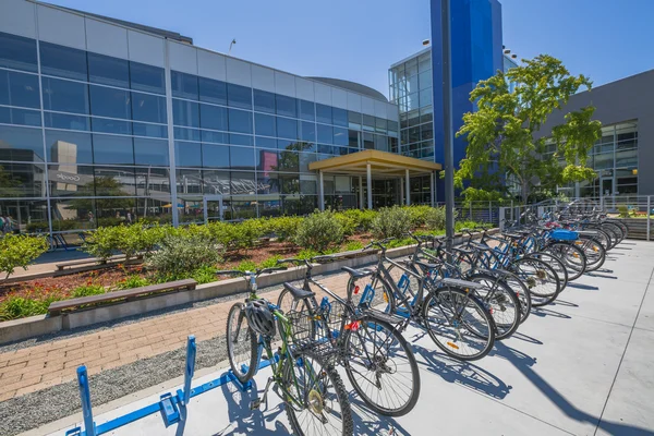 Велосипеды штаб-квартиры Google — стоковое фото