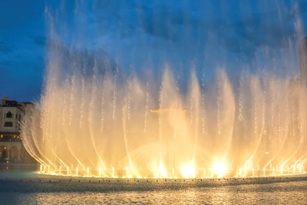 Dubai Fuente espectáculo nocturno — Foto de Stock