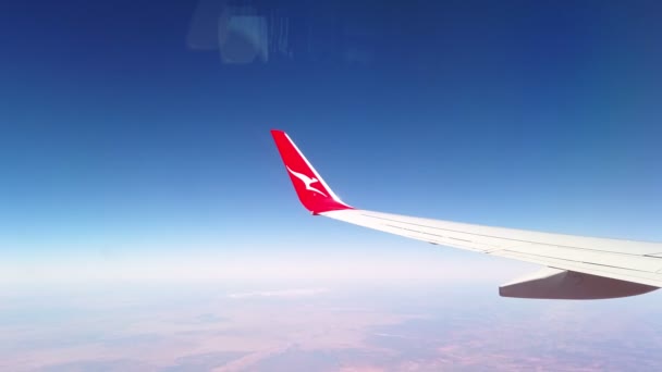 Quanta flygplan i blå himmel med moln — Stockvideo