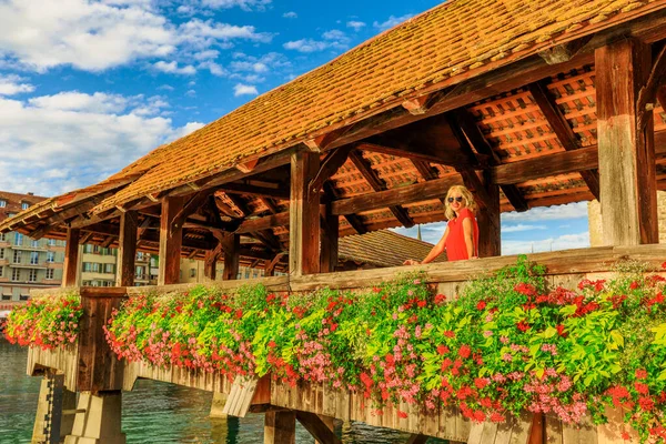 Tourist auf Luzerner Blumenbrücke — Stockfoto