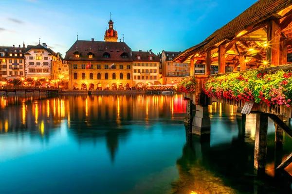 Lucerne flowery Chapel Bridge — стокове фото