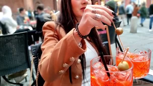 Menina comer azeitona de coquetel — Vídeo de Stock