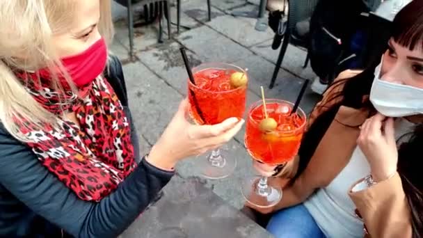 Vrouwen toasten cocktails met chirurgisch masker — Stockvideo