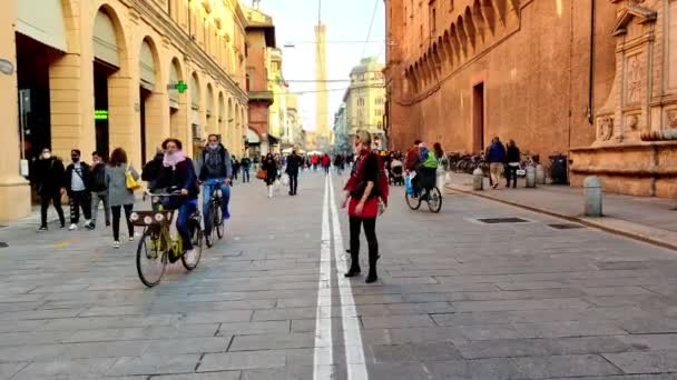Covid-19 társadalmi távolságtartással zárlat után Olaszországban — Stock videók