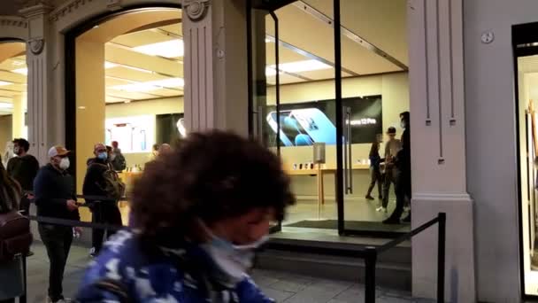 Queue at Apple store in Bologna — Stock Video