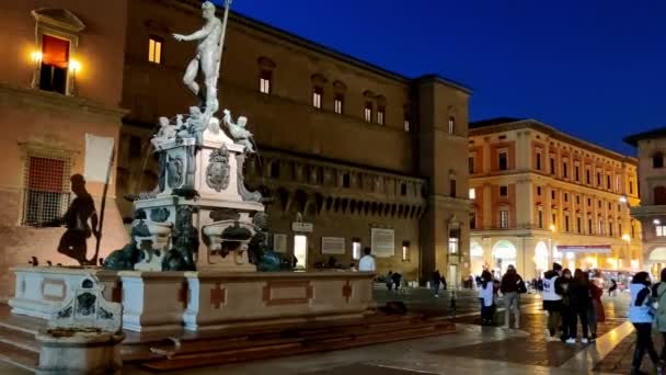 Mensen met maskers in Bologna — Stockvideo