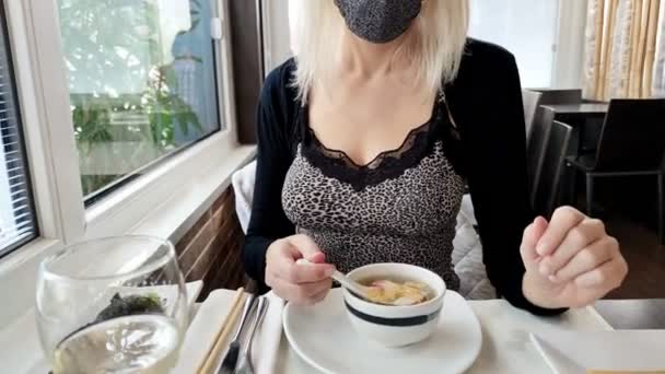 Mangiare zuppa di pesce ciotola con maschera chirurgica — Video Stock