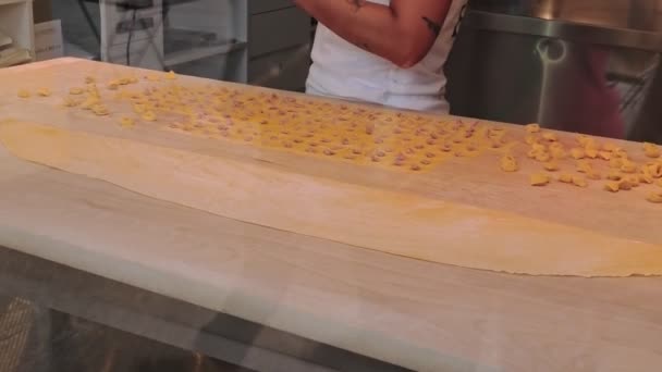 Виробляють італійське паста Тортелліні. — стокове відео