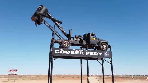 Coober Pedy suflanta camion — Videoclip de stoc