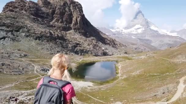 Torist backpacker vid Matterhorn Peak — Stockvideo