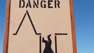 Coober Pedy derin kuyular yol tabelası