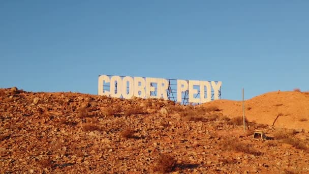 Coober Pedy καλά έρθει υπογράψει στο ηλιοβασίλεμα — Αρχείο Βίντεο