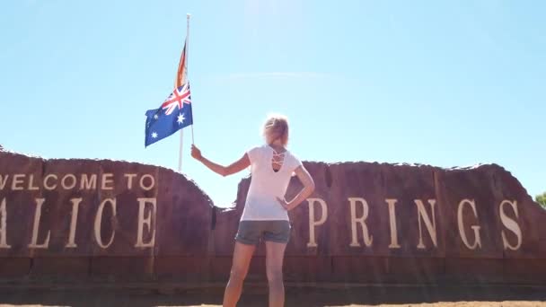 Touristin in Alice Springs — Stockvideo