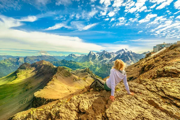 Schilthorn Peaks Schweiz kvinna — Stockfoto