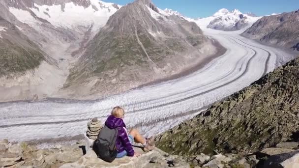 Schweizer Gletscherfrau wandert — Stockvideo