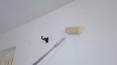 Beyaz duvarda boya çubuğu silindiri