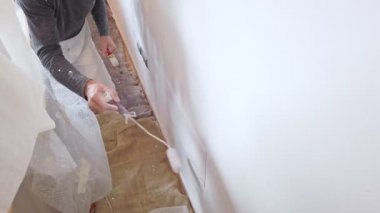 Beyazyıkayıcı bir daire boyuyor