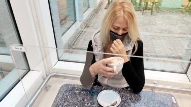 İtalya Kafe 'de cerrahi maske