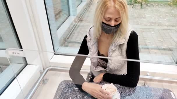 Surgical mask at cafe in Italy — Stock Video