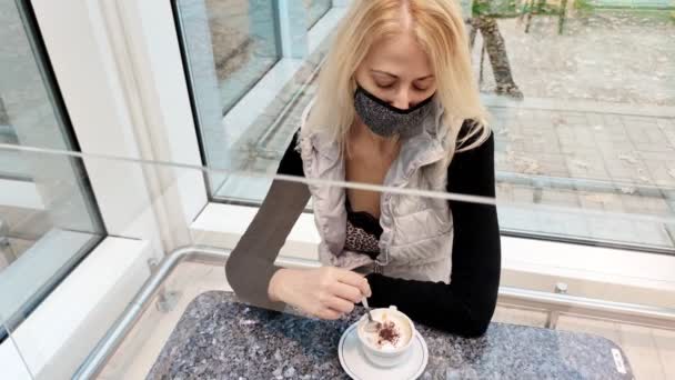 Kávéscsésze sebészeti maszkkal — Stock videók