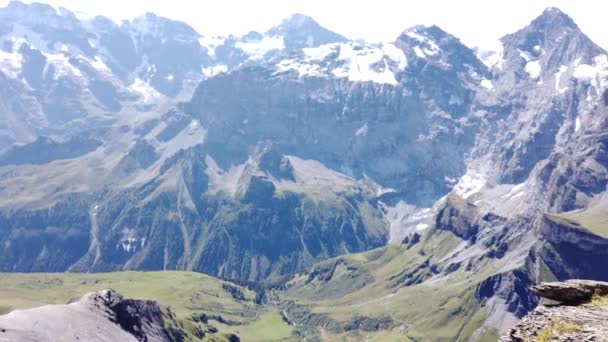 Schilthorn Švýcarsko žena pěší turistika — Stock video