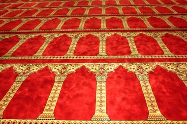 El Cezzar Camii 'nin kırmızı halısı.