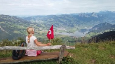 Rigi Scheidegg 'deki sırt çantalı kadın.
