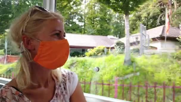 ผู้หญิงที่มีหน้ากากผ่าตัดในรถไฟวิตเซอร์แลนด์ — วีดีโอสต็อก