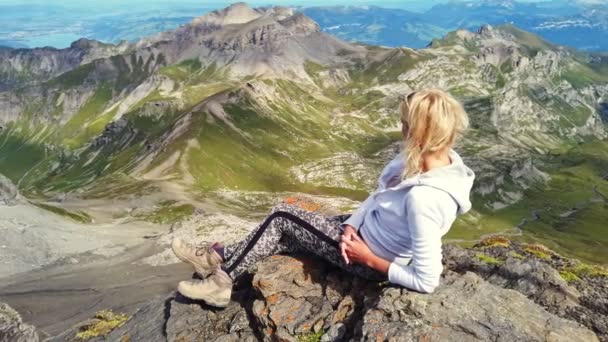 Schilthorn Szwajcaria kobieta turystyka — Wideo stockowe