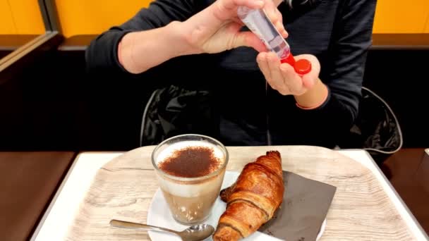 Café da manhã com as mãos de limpeza para COVID-19 — Vídeo de Stock