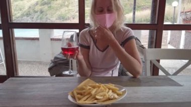 Cerrahi maskeli kırmızı şarap aperatifi