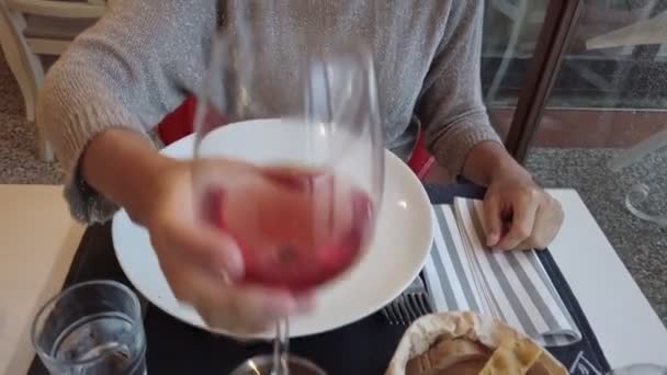 Beber vinho tinto com máscara cirúrgica — Vídeo de Stock