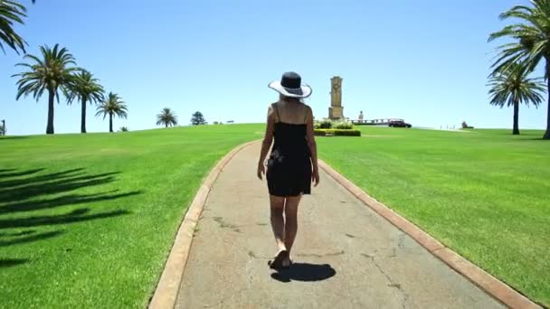 Toerist bij Fremantle War Memorial Perth — Stockvideo