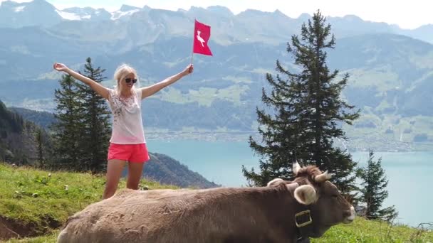 Donna con mucca Svizzera — Video Stock