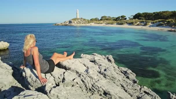 Touristin auf der Insel Rottnest — Stockvideo